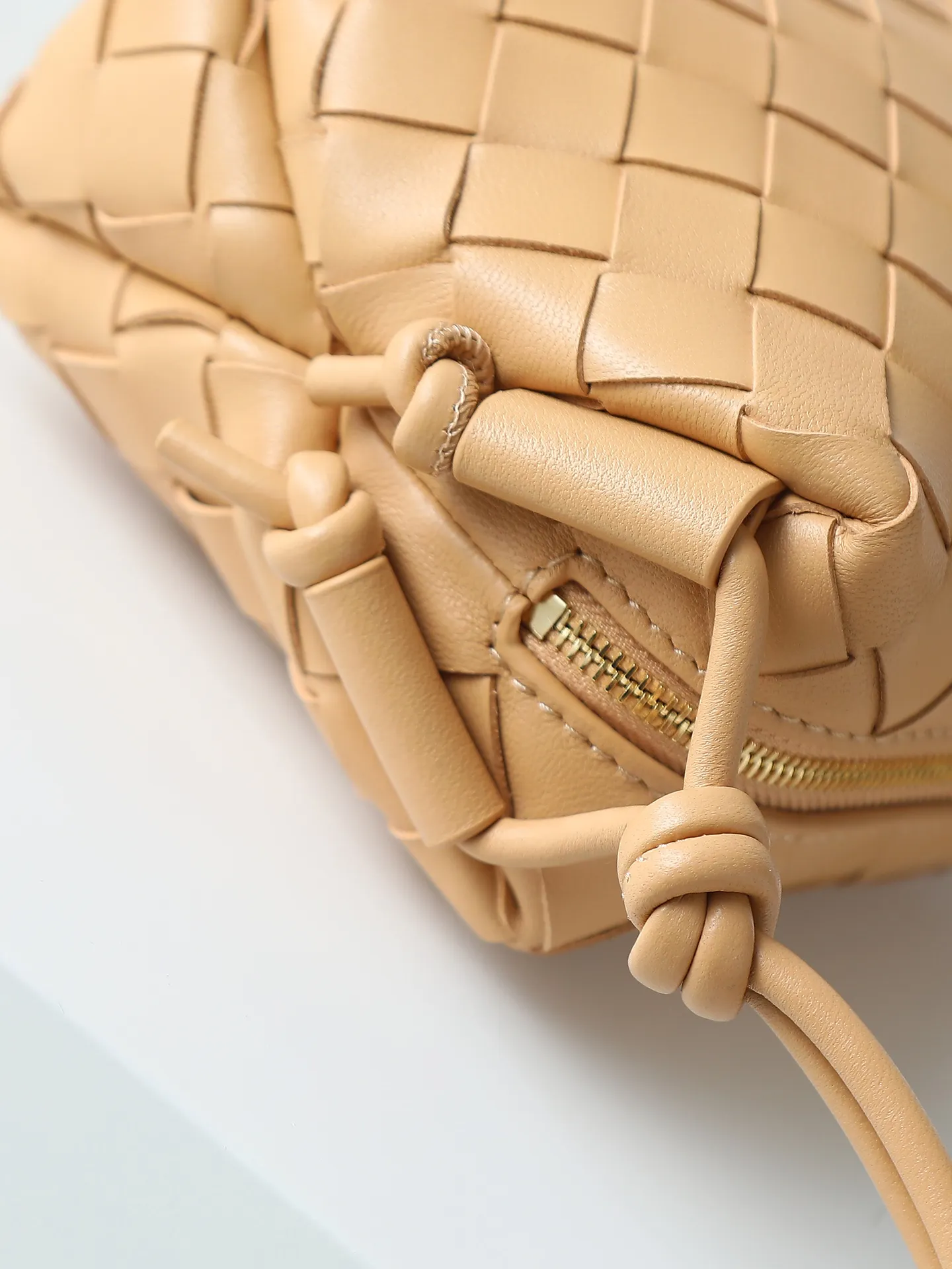 Batch 1300. 𝗕𝗼𝘁𝘁𝗲𝗴𝗮 𝗩𝗲𝗻𝗲𝘁𝗮———— The latest version of the loop camera bag💥 at the BV King of Cost-Effectiveness counter, large woven texture➕As always, ultra-high-quality lambskin, with zippers and adjustable drawstrings, it is especially suitable for the belly💫It can fit anything, and it is very light in weight. It is suitable for girls of all ages. Size: 17*10*6 Style number: 680254